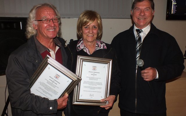 Links ontvang Raymond en Roza Rabe sertifikate vir jare se uitmuntende diens van voorsitter Philip Fourie